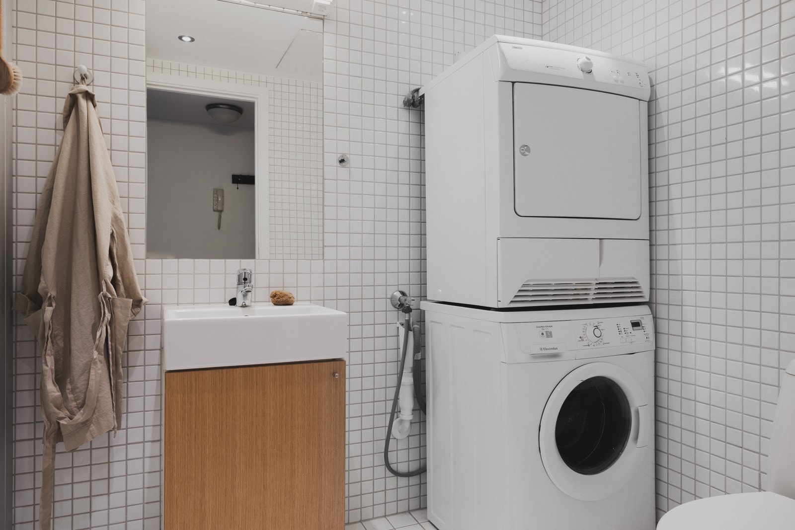 Hovedbad har opplegg for både vaskemaskin og tørketrommel Galleribilde