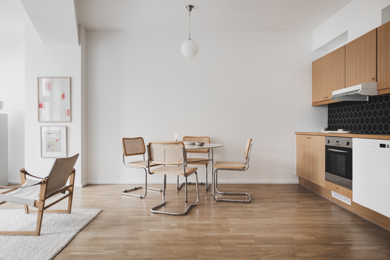 Med åpen stue og kjøkkenløsning får leiligheten et lyst, åpent og luftig oppholdsrom. Galleribilde