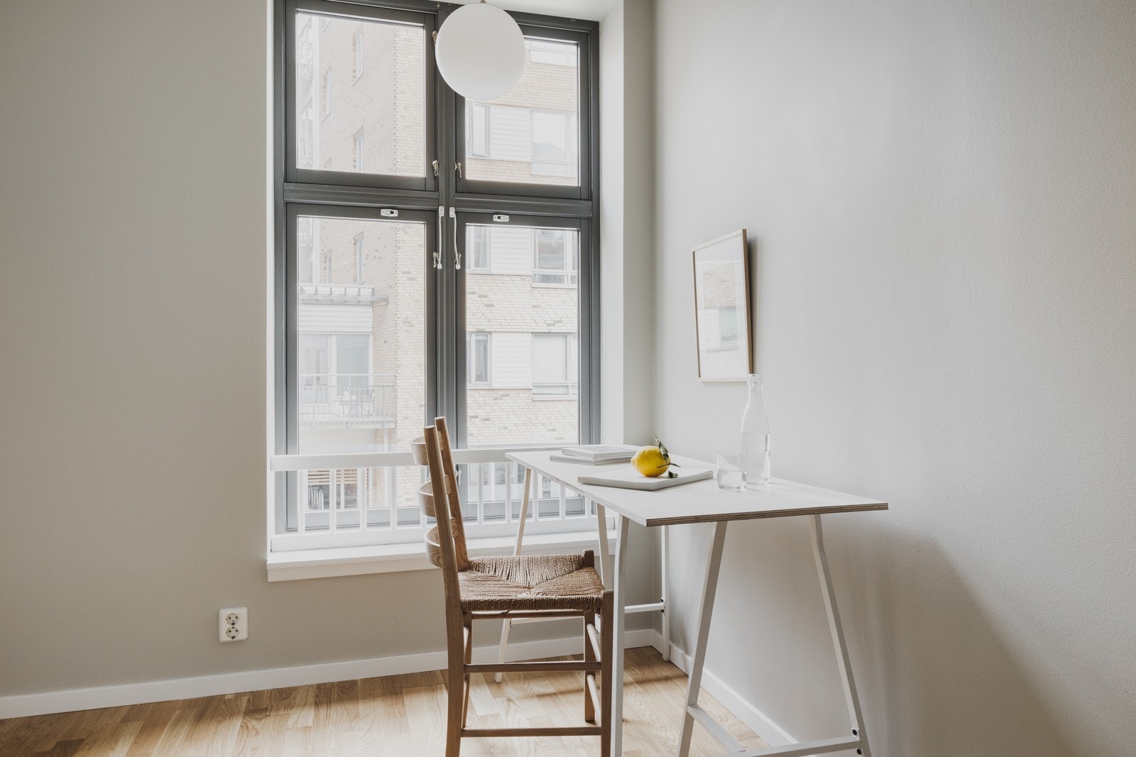 Hybelen har store vindusflater og malt i moderne lys fargetone Galleribilde