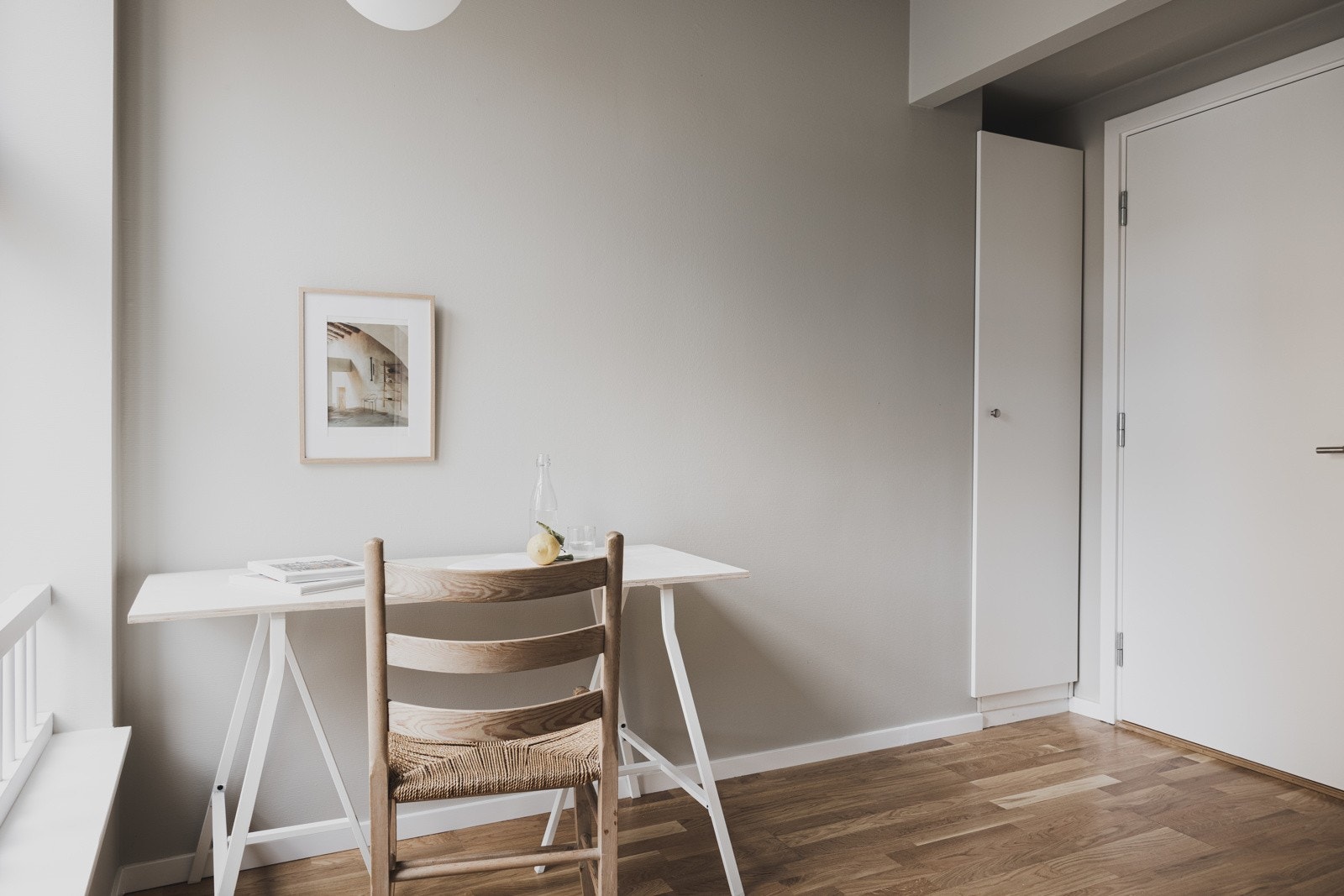 Du ønskes velkommen inn i hybelen med mye naturlig lysinnslipp Galleribilde