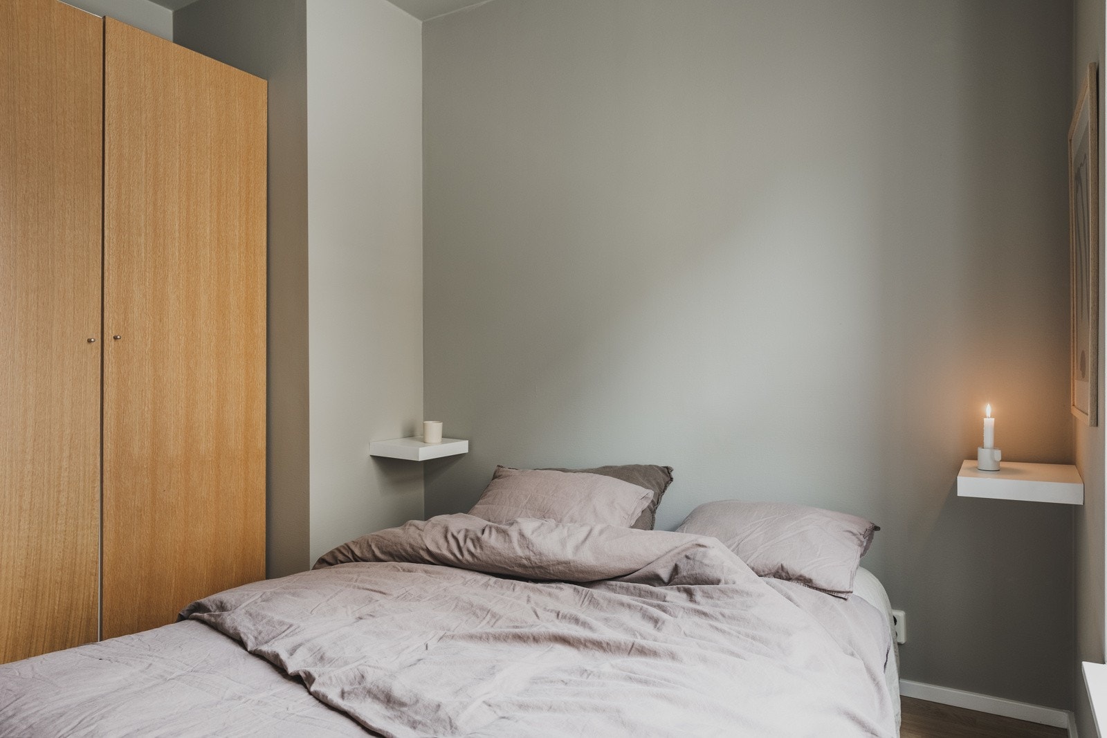 Soverommet i leiligheten har garderobeskap med plass til oppbevaring Galleribilde