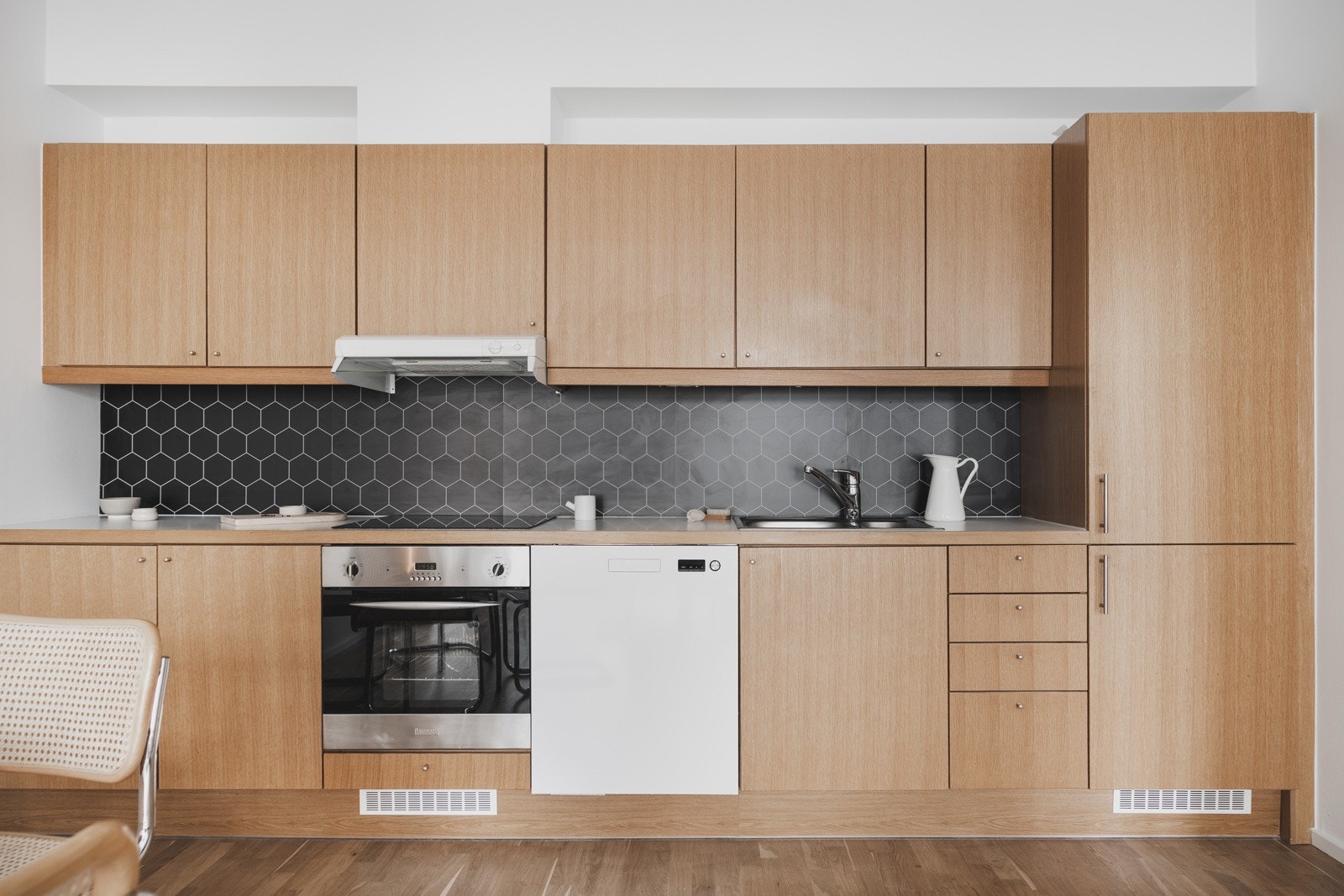 Kjøkkeninnredningen er fra 2007 med glatte fronter og laminert benkeplate. Ny oppvaskmaskin montert i 2022. Galleribilde