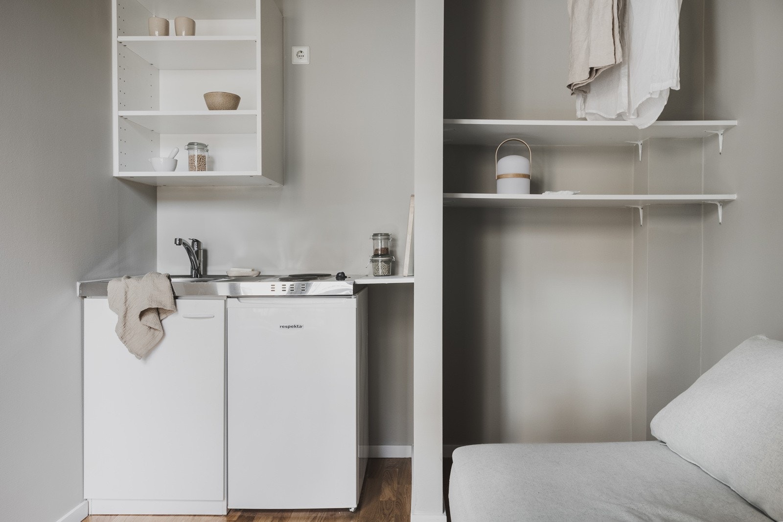 Hybelkjøkken fra 2021 med oppvaskkum i rustfritt stål og to kokeplater Galleribilde