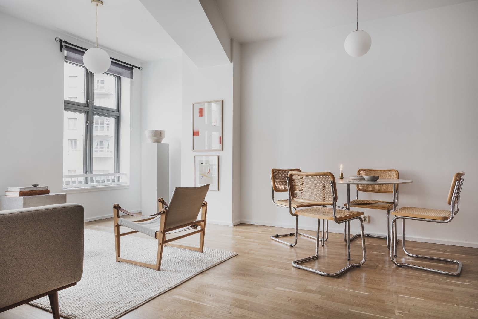 Leiligheten har store vindusflater som gir godt med naturlig lysinnslipp og skaper en behagelig atmosfære. Galleribilde