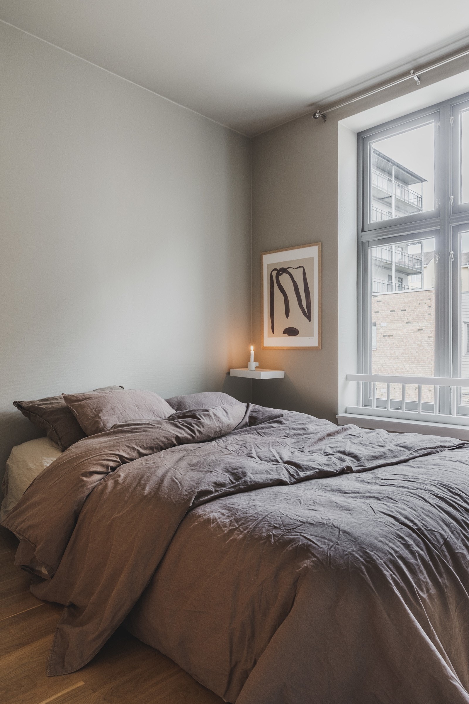 Leiligheten har et luftig og innbydende soverom med god plass til dobbeltseng, nattbord og annet ønsket møblement. Galleribilde