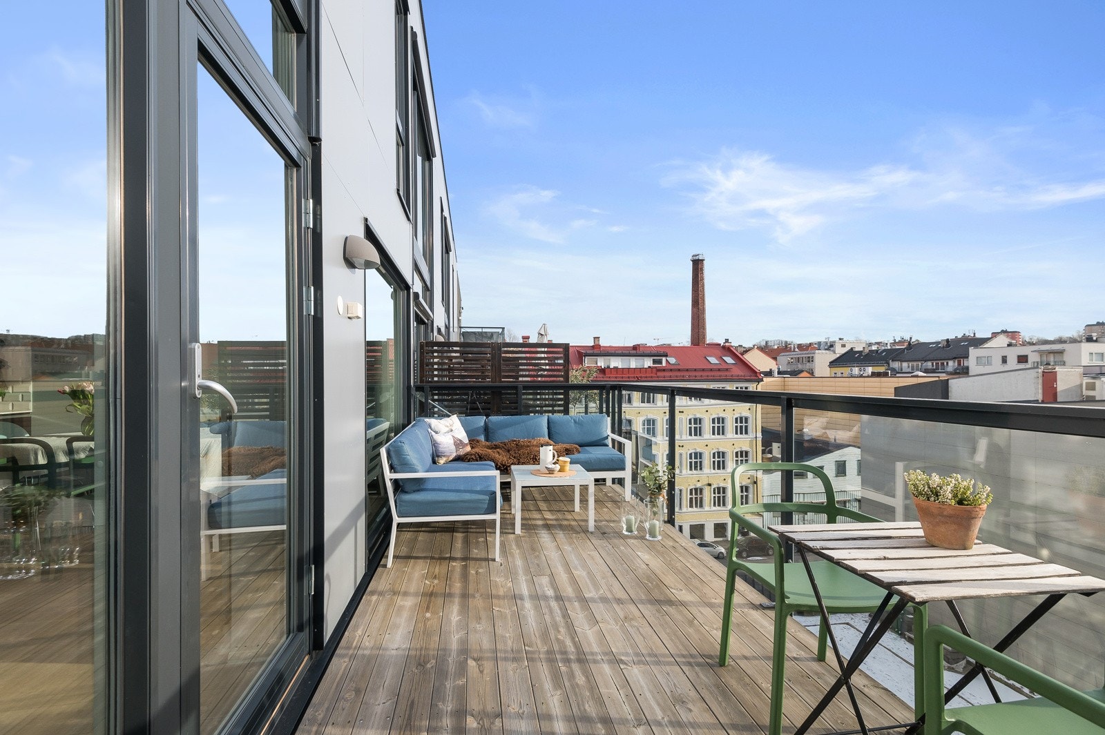 Uteplassen blir en fin forlengelse av stuen Galleribilde