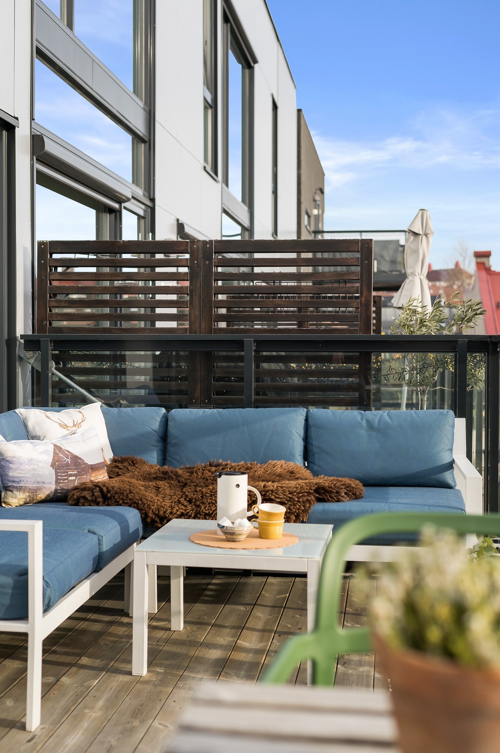 Skjermet uteplass med levegger mot naboene Galleribilde