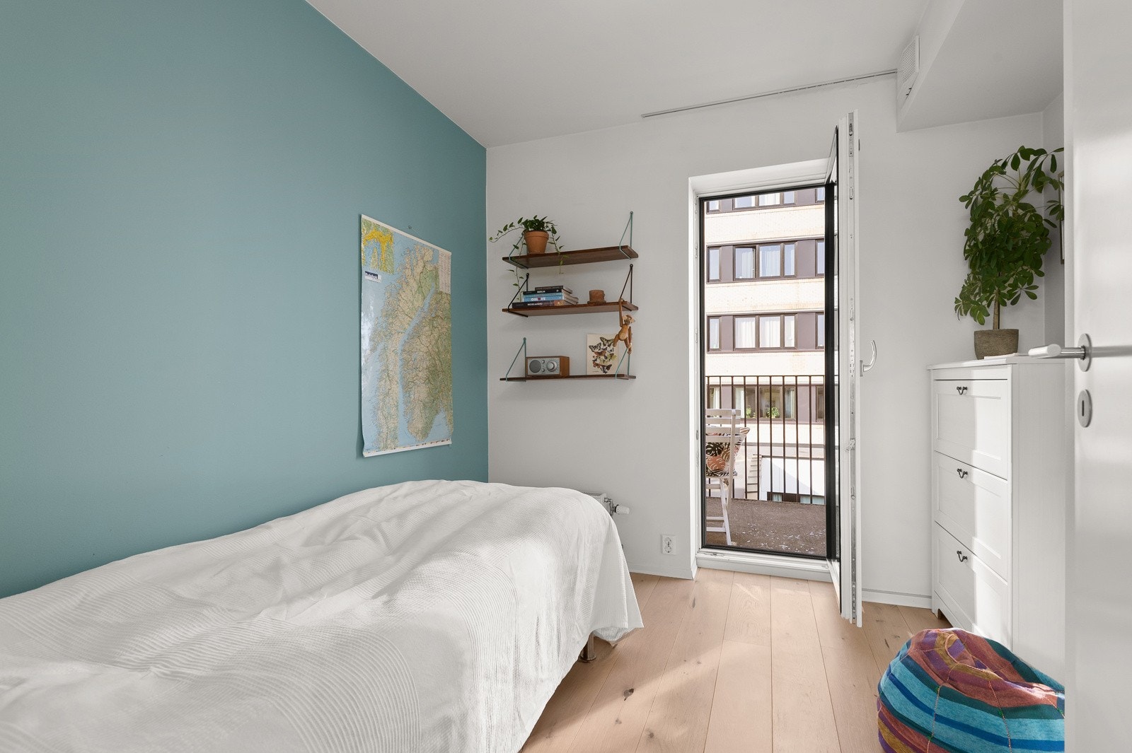 Soverom 2: Dette er også et flott soverom som egner seg godt som f.eks. barnerom, gjesteværelse eller hjemmekontor - alt etter ønske og behov! Galleribilde