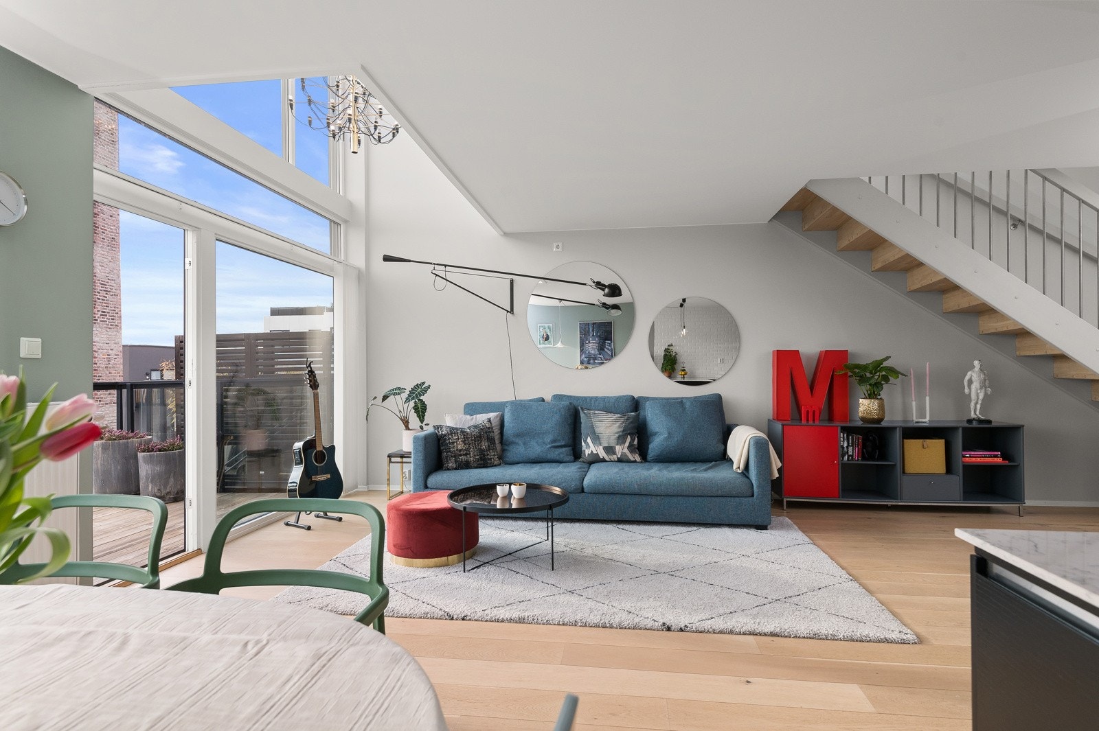 Stuen har gode møbleringsmuligheter for sofagruppe, tv-bord og spisebord Galleribilde