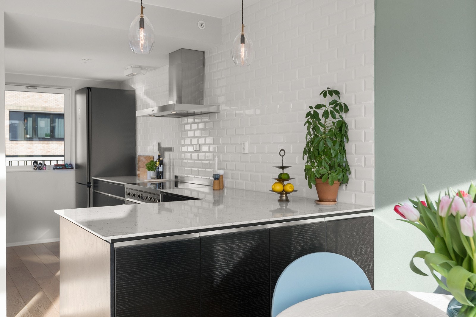 Flott kjøkken fra Drømmekjøkken med god skap- og benkeplass Galleribilde