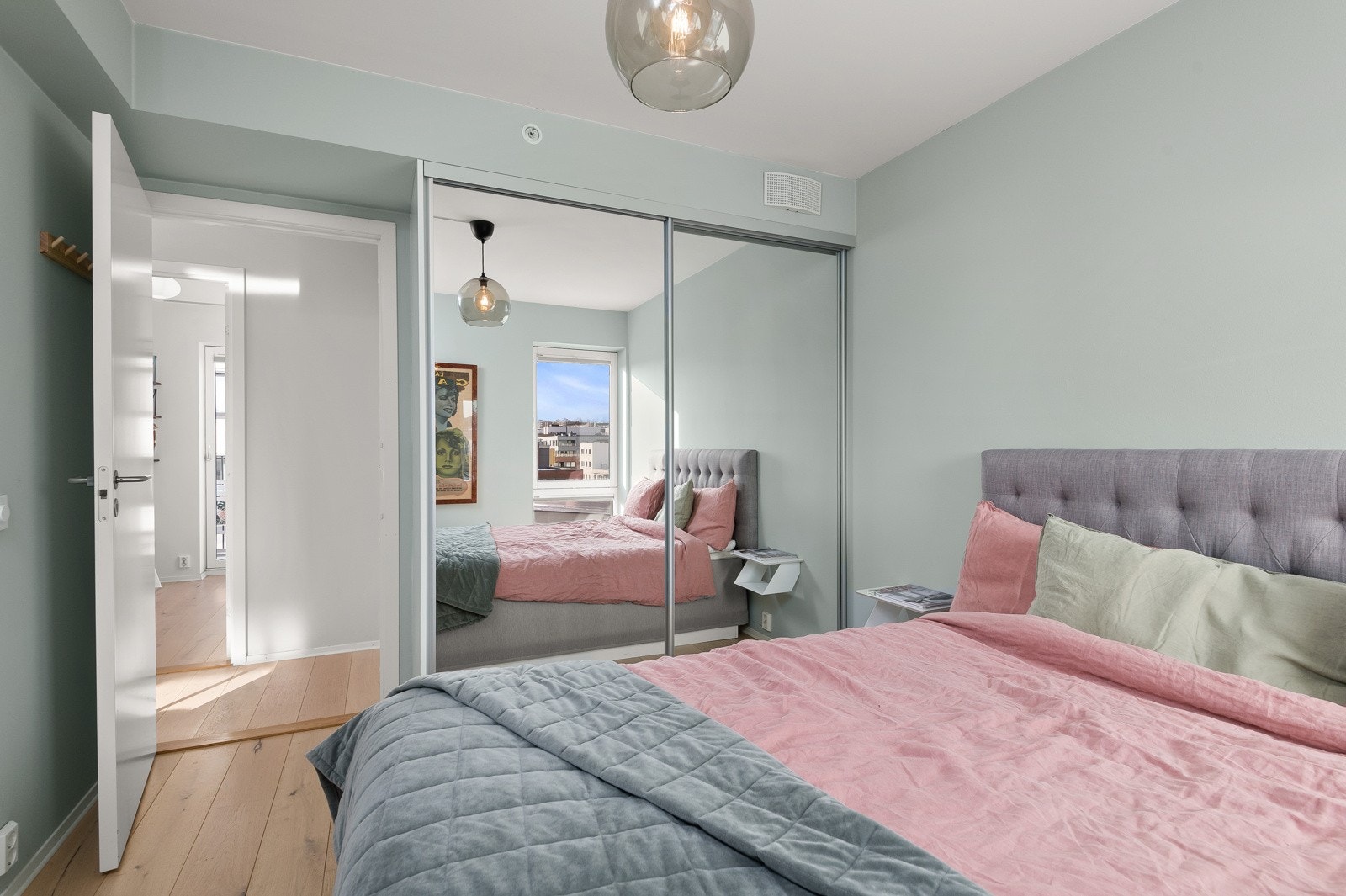 Soverom 1: God oppbevaringsplass i skyvedørsgarderobe Galleribilde