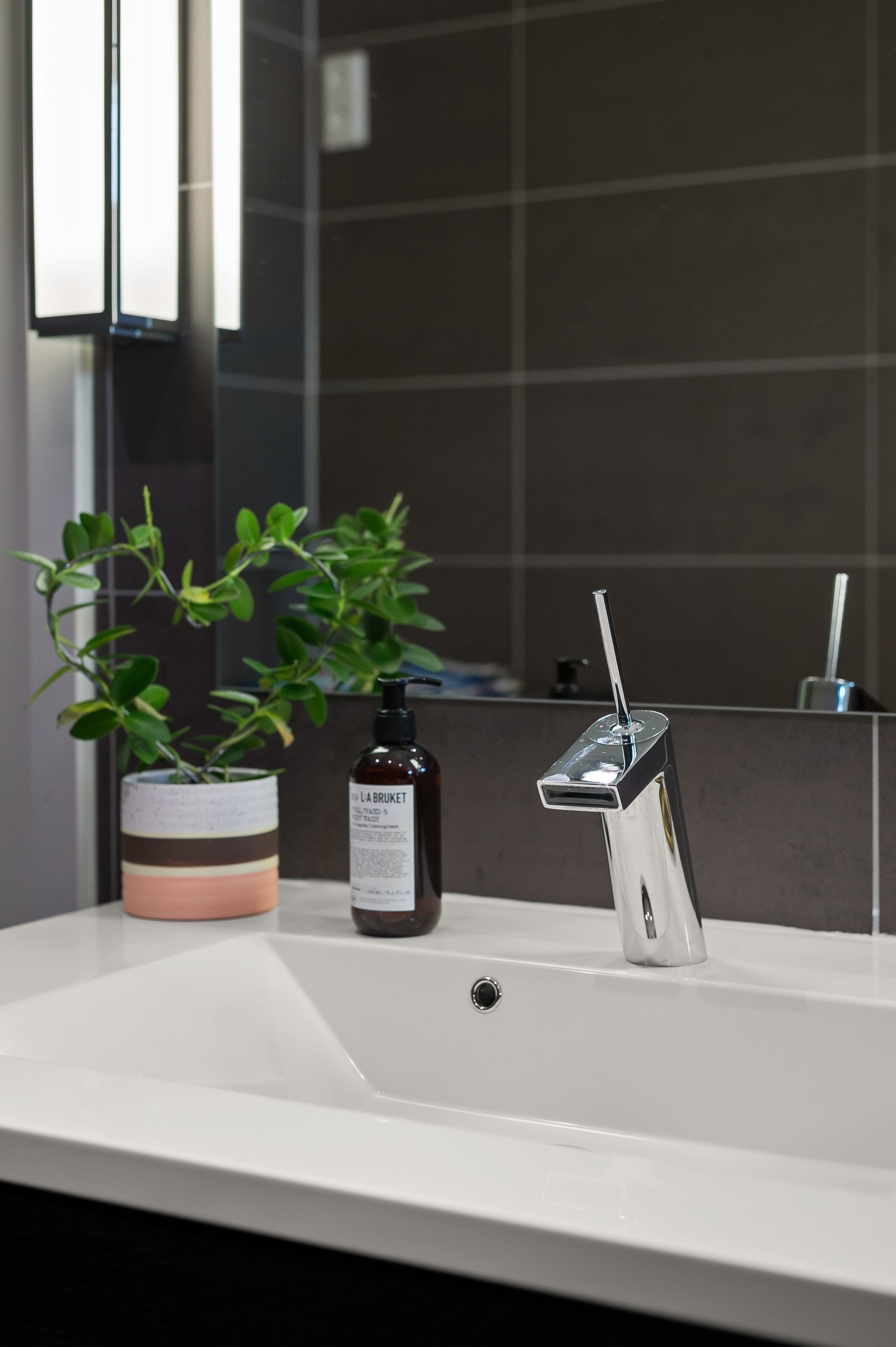 Godt med oppbevaring i servantskap Galleribilde