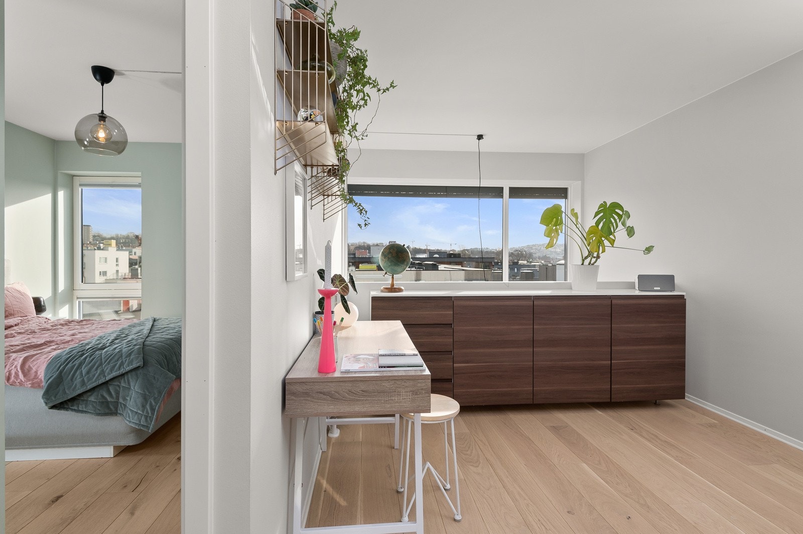 Meget romslig trapperom/gang i 7. etasje, som i dag er innredet som et kontor Galleribilde