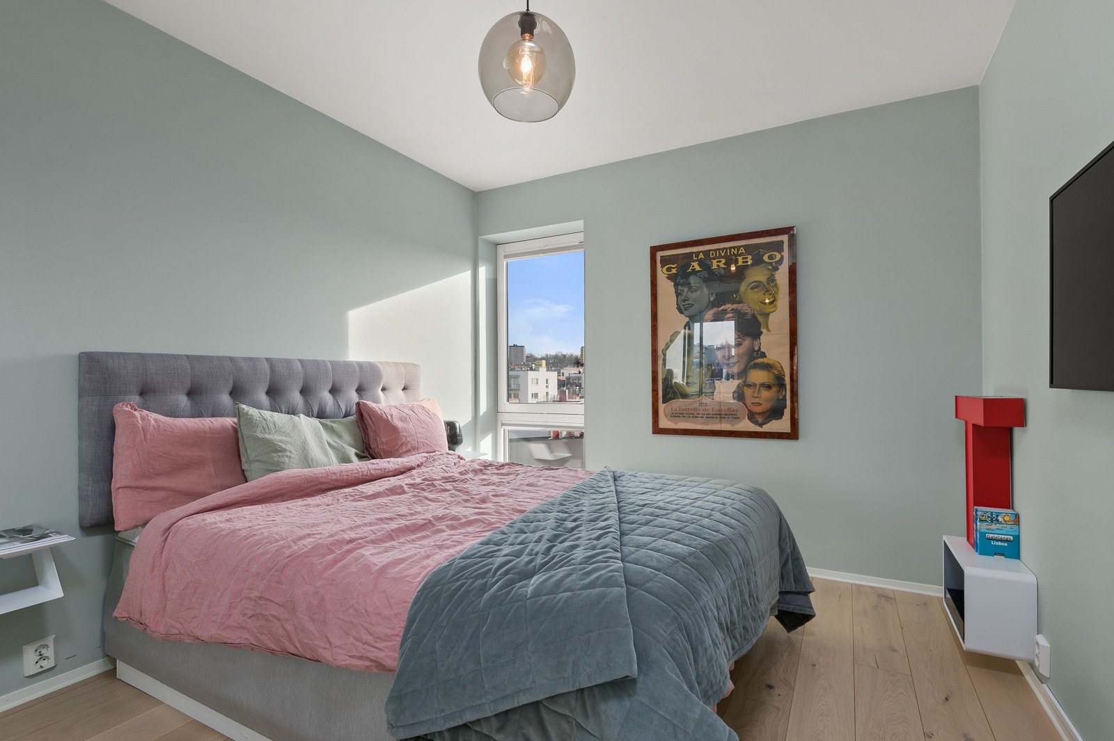 Soverom 1: Luftig og pent soverom med plass til dobbeltseng og nattbord på hver side Galleribilde