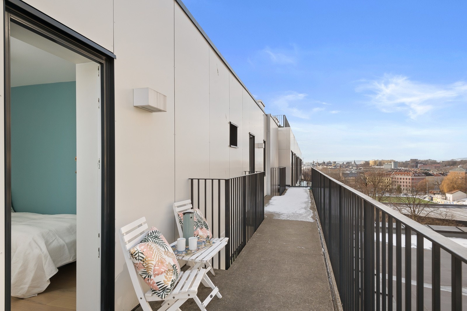 Fra soverom 2 er det utgang til en svalgang med ettermiddagssol og nydelig utsikt Galleribilde