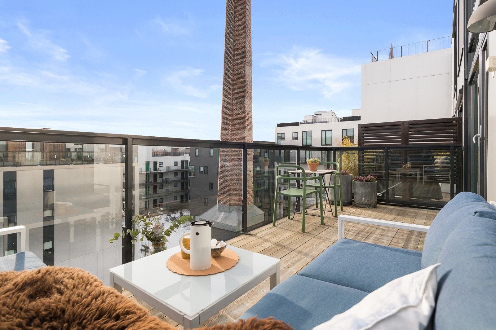 Balkongen er på 13 kvm, er sørøst-vendt og har masse plass til alt av ønsket utemøblement som f.eks. lounge, sittegruppe, grill og planter Galleribilde