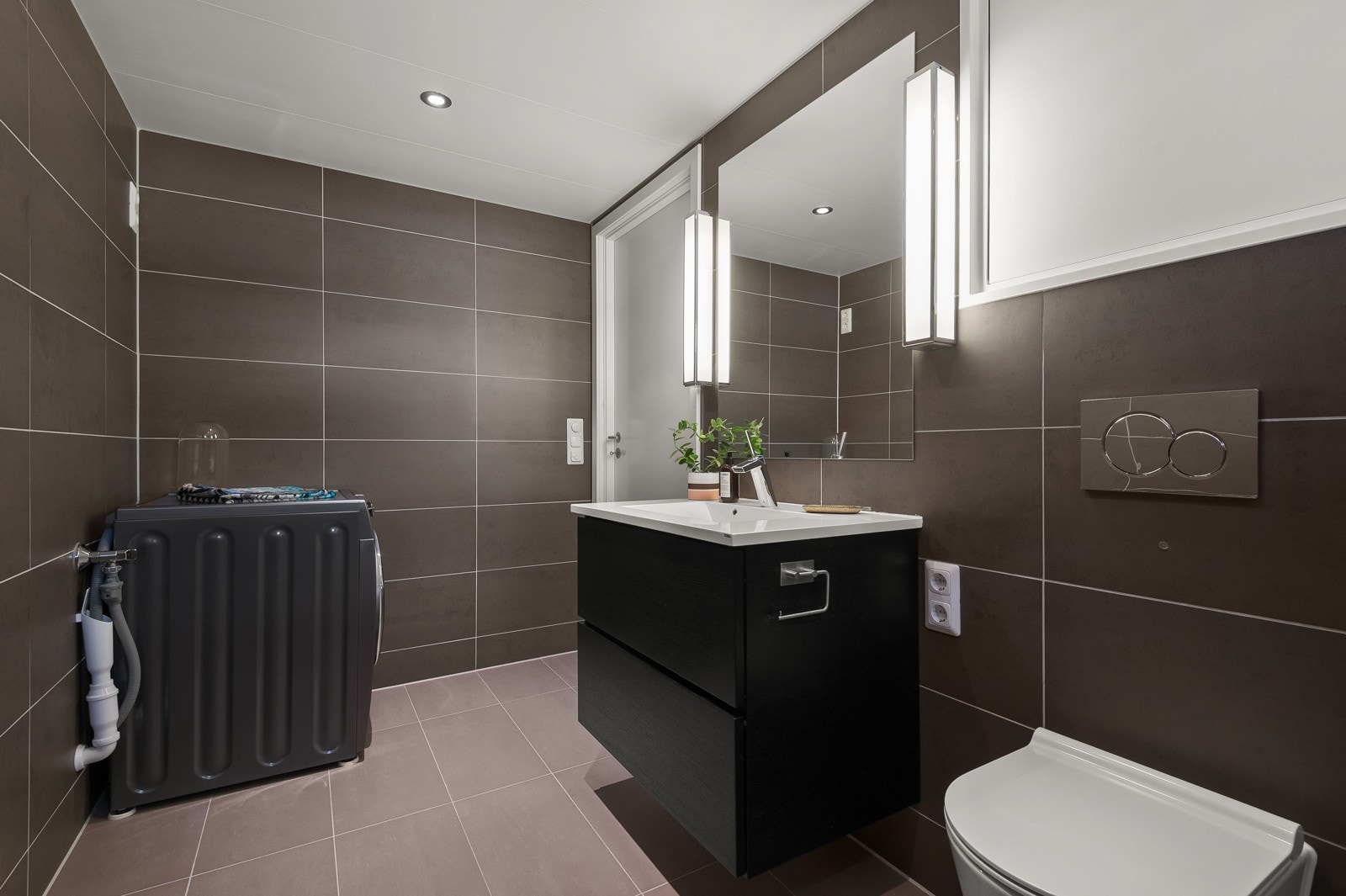 Store fliser i en lun og mørk brunfarge Galleribilde