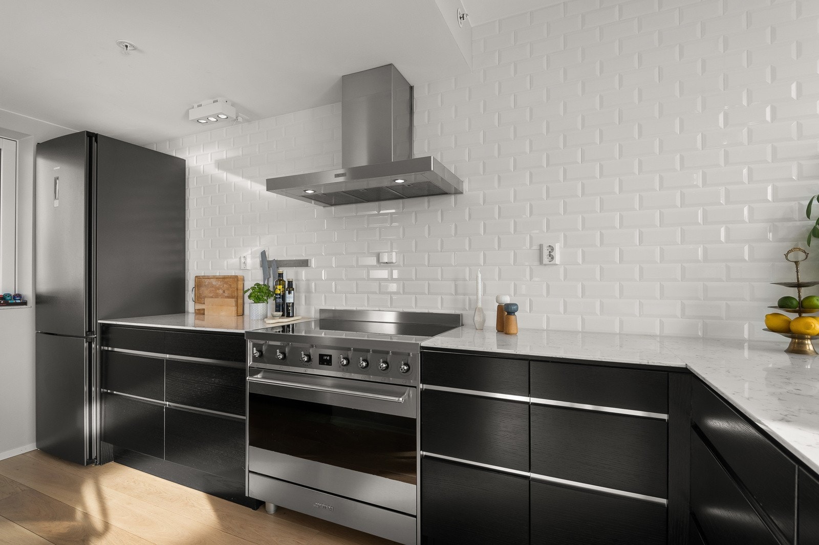 Kjøkkenet er utstyrt med induksjonstopp og stekeovn fra Smeg, oppvaskmaskin fra Bosch og frittstående kjøleskap med frysedel fra Siemens (medfølger) Galleribilde