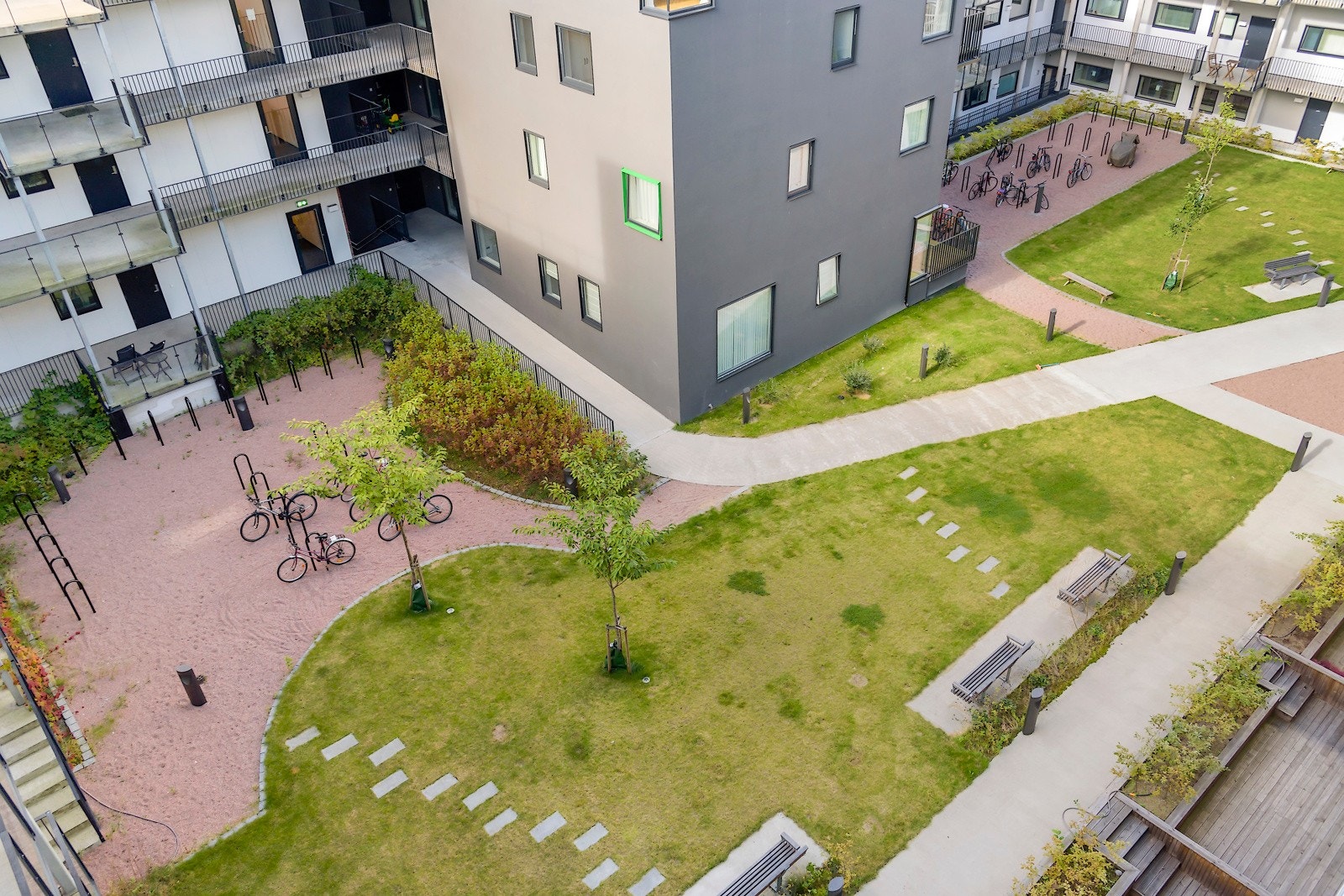 Bakgården på sommerstid Galleribilde