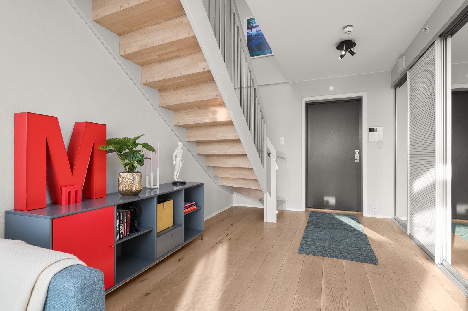 Innbydende entré/gang som gir et velfortjent godt førsteinntrykk av leiligheten Galleribilde