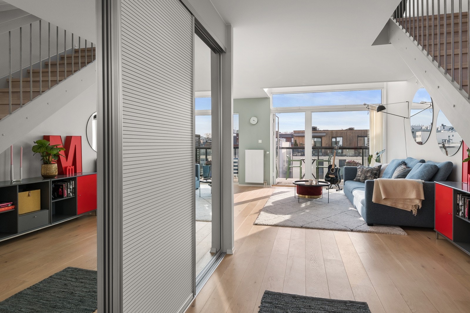 Her er det godt med oppbevaringsplass i stor skyvedørsgarderobe Galleribilde