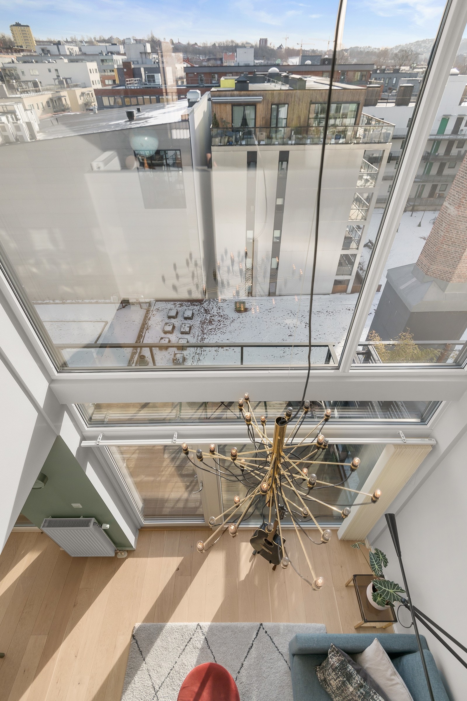 De store vindusflatene slipper inn rikelig med lys og gir en fantastisk atmosfære Galleribilde