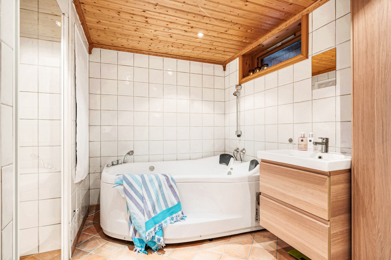 Boblebadekar og tidsløs baderomsinnredning. Varmekabler i gulv. Galleribilde