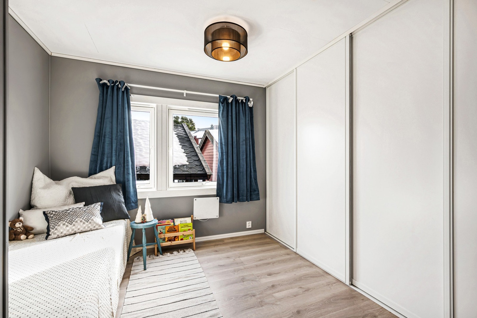 Soverom 2 er også på 11 kvm og er innredet med stor skyvedørsgarderobe. Galleribilde