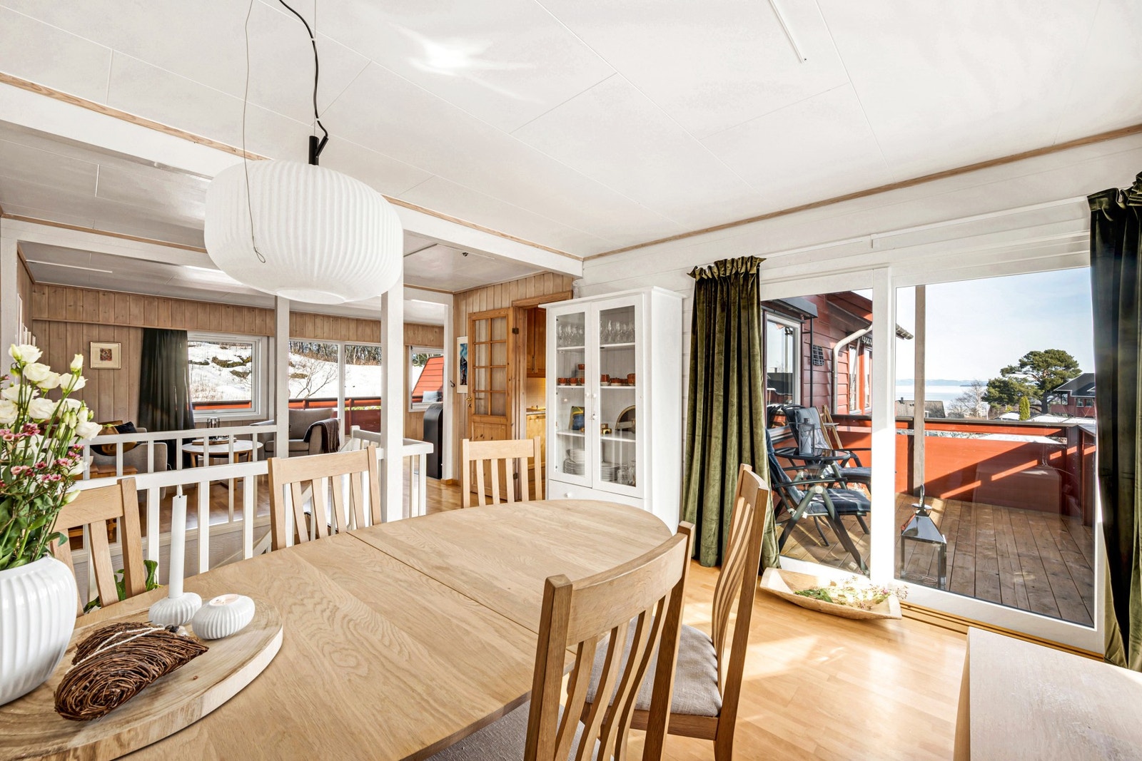 Med vinduer på flere sider oppleves boligen luftig og får en god atmosfære. Galleribilde