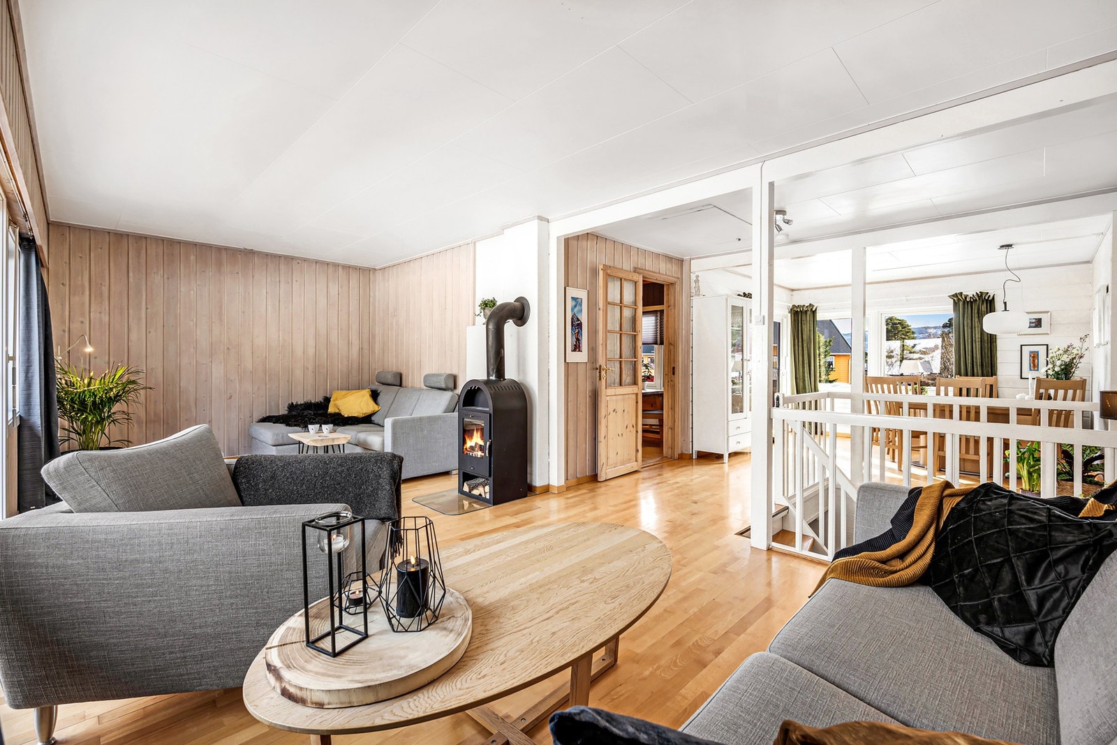 I boligens 2. etasje finner vi en romslig stue med flere soner. Effektiv vedovn fra 2010. Galleribilde
