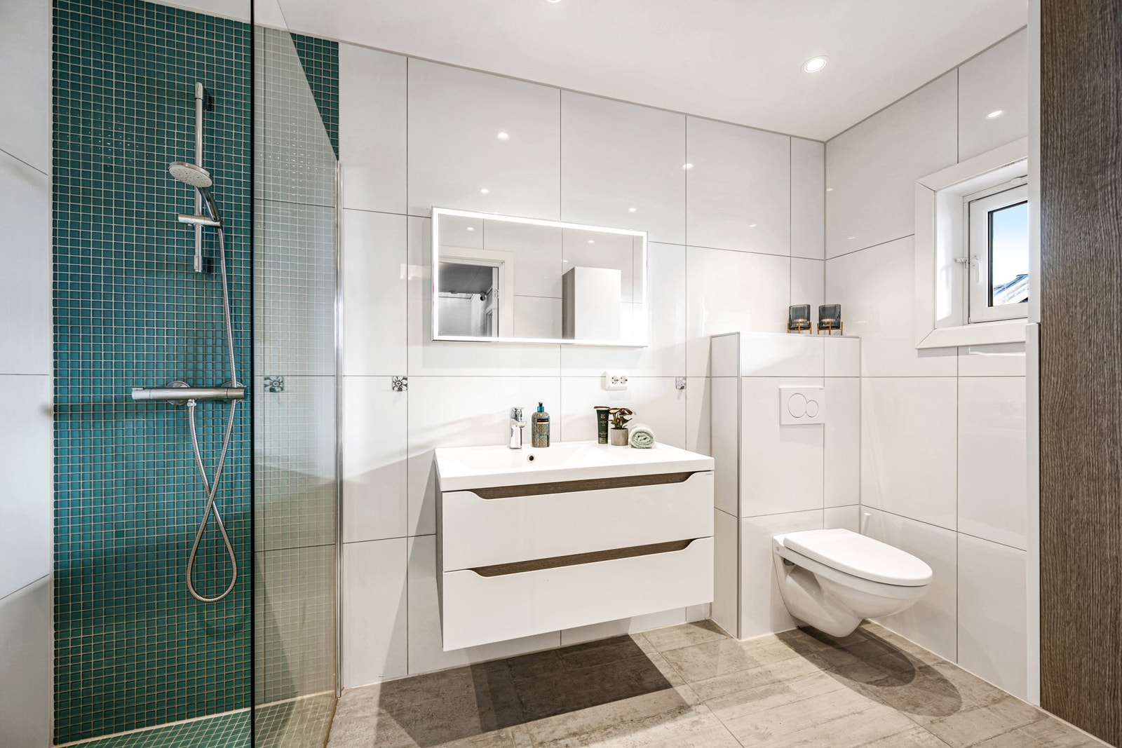 Badet i 1. etasje ble oppusset i 2017, er flislagt og har varmekabler i gulv. Galleribilde