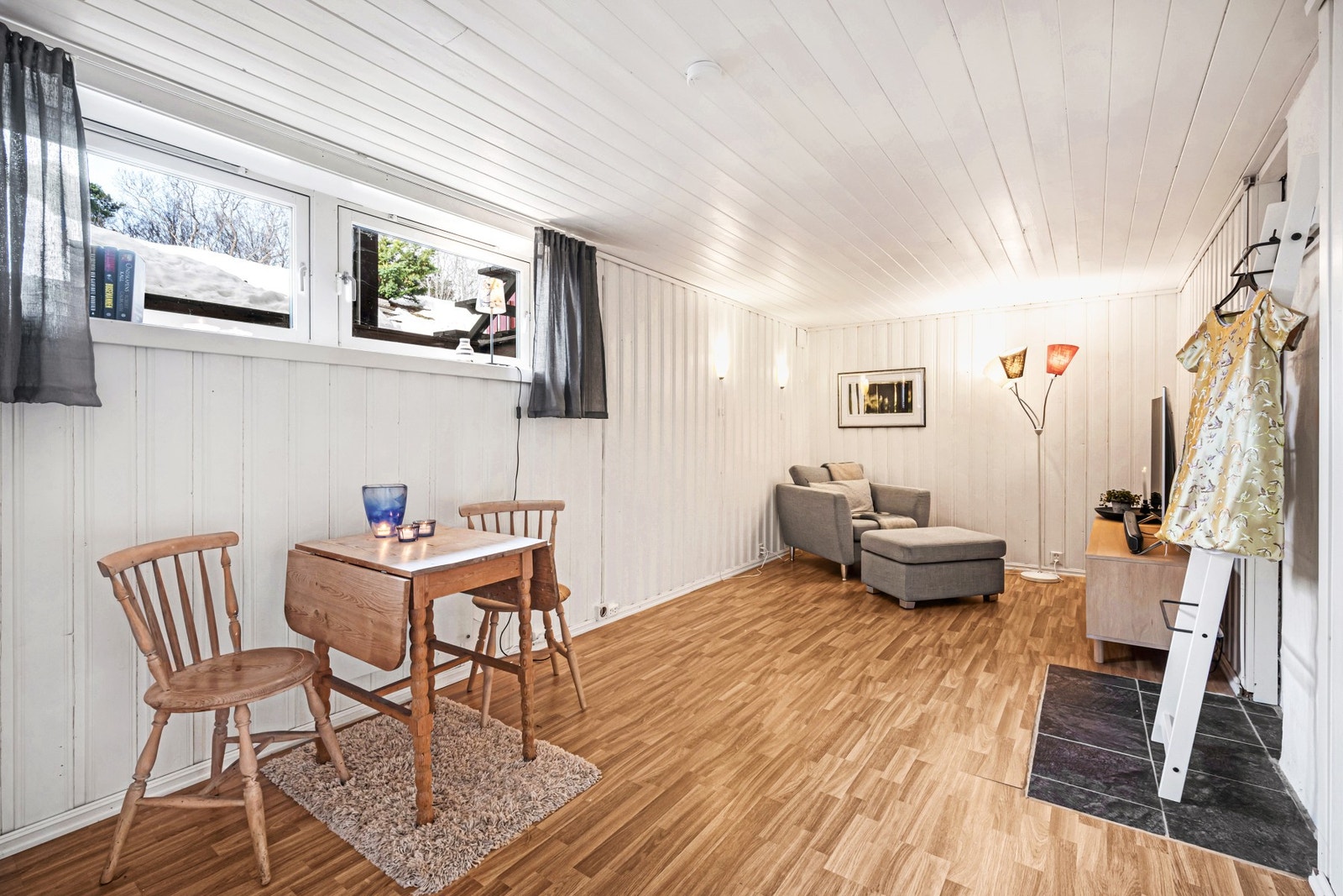 Rom i kjeller er i dag innredet som kjellerstue og er på hele 18 kvm. Rommet tilfredsstiller ikke dagens krav til rømningsvei. Galleribilde