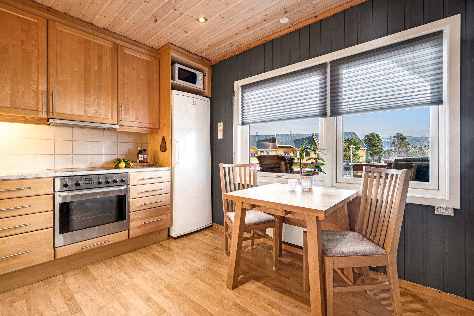 Kjøkkenet er på 10 kvm og har plass til et frokostbord ved vindusposten. Galleribilde