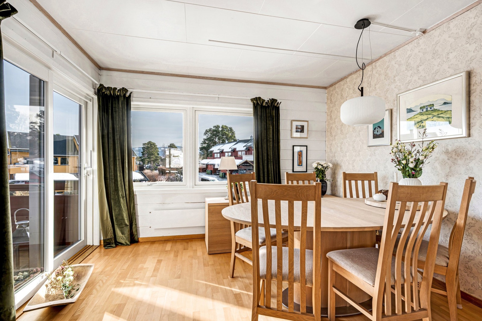 God plass til stort spisebord, samt utgang til østvendt veranda. Galleribilde