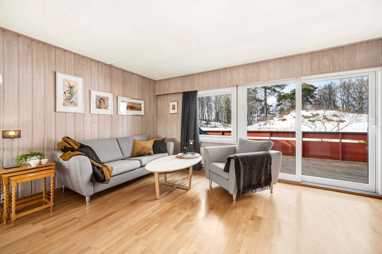 Store vindusflater gir et godt lysinnslipp. Fra TV-stuen er det utgang til vestvendt veranda. Galleribilde