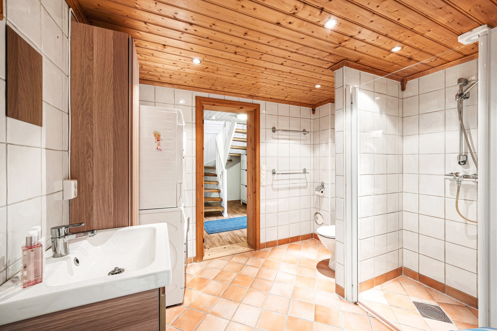 Stort bad i kjeller på over 8 kvm. Her er det også opplegg for vaskemaskin. Galleribilde