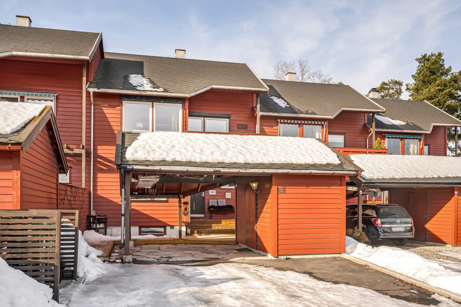 EiendomsMegler1 v/ Frank Robert Bae har gleden av å presentere et flott rekkehus på beste Charlottenlund. Galleribilde