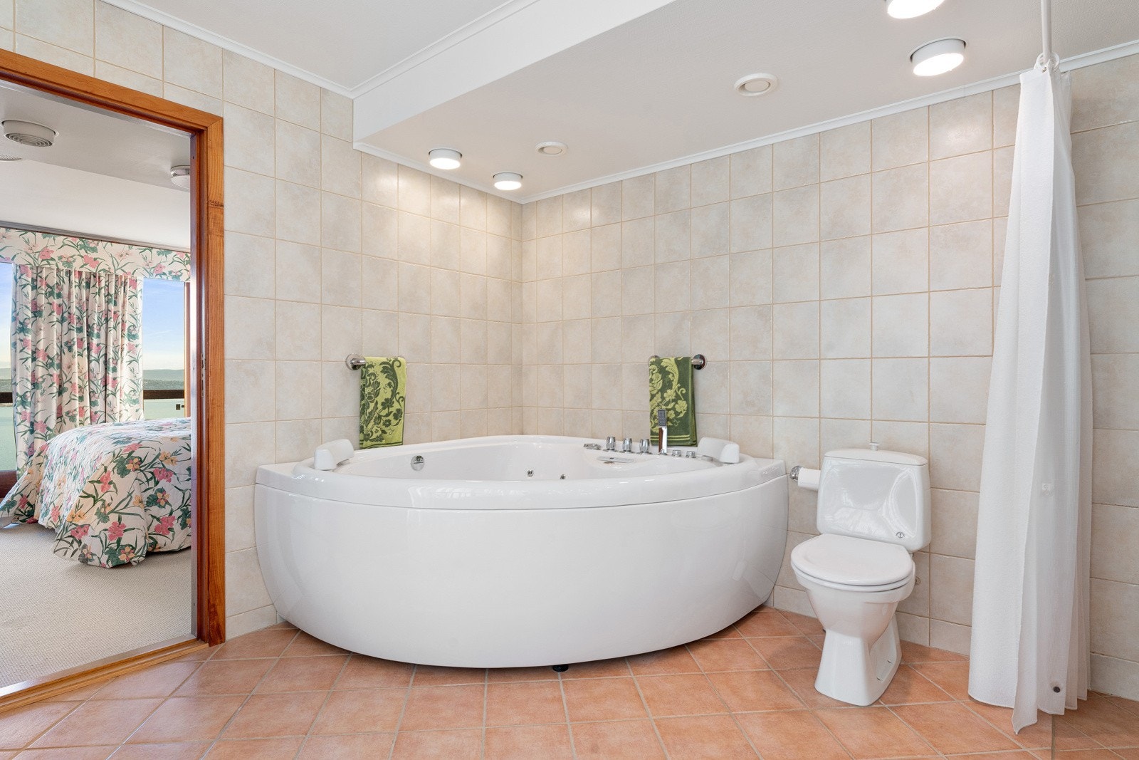 Stort bad 2 etg med direkte adkomst fra Masterbed Galleribilde