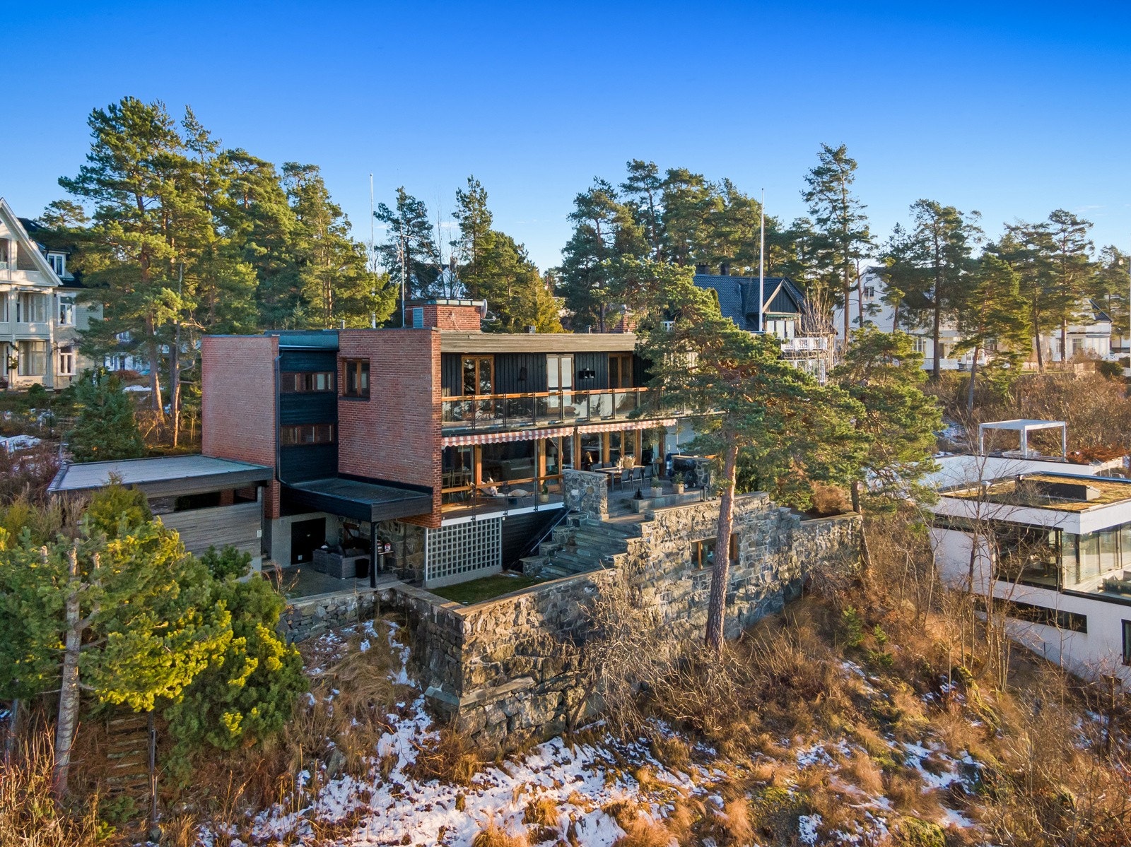 Drone - deler av fasade fra sjøsiden - unik arkitektur Galleribilde