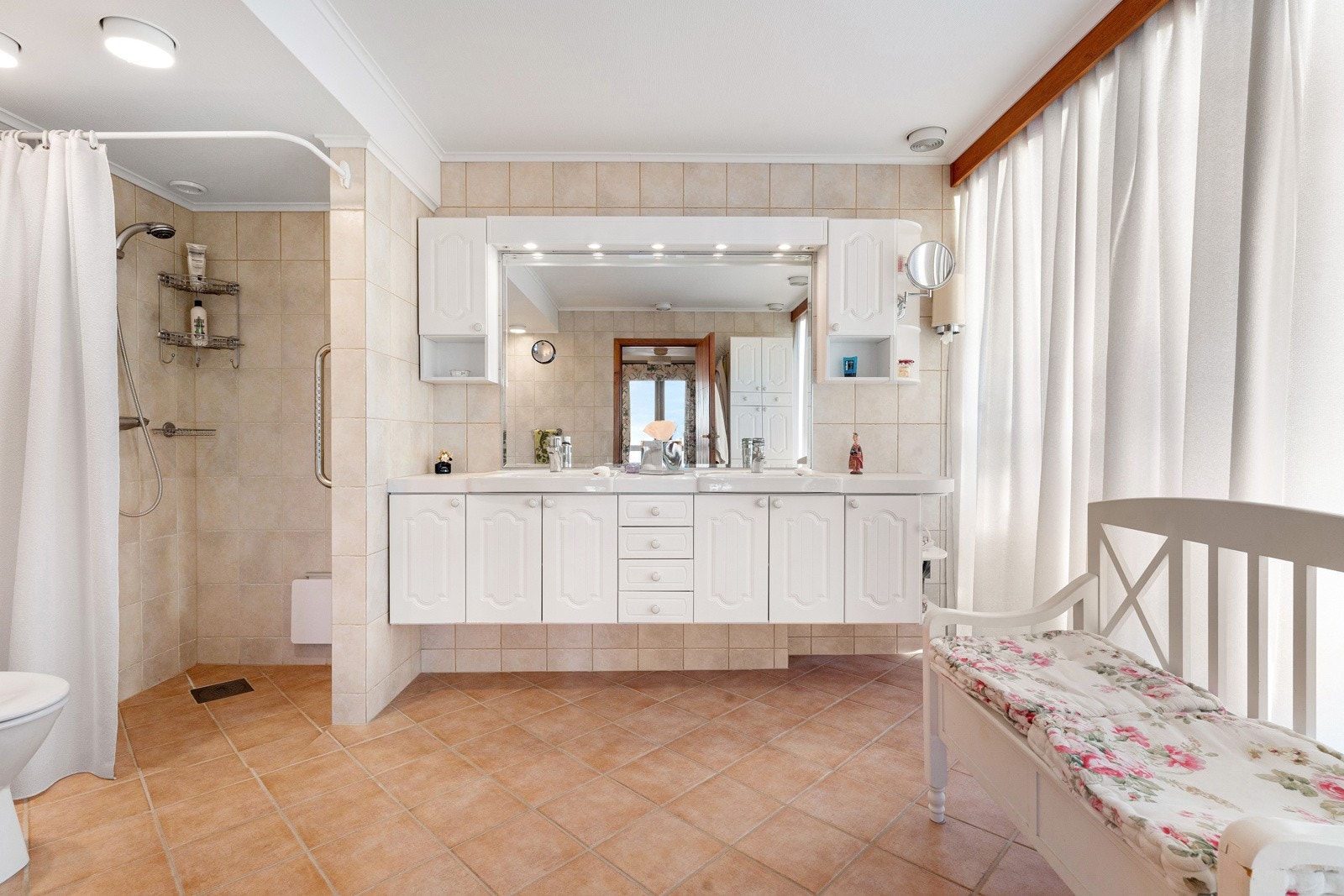 Badet har også dusj og dobbel servant Galleribilde