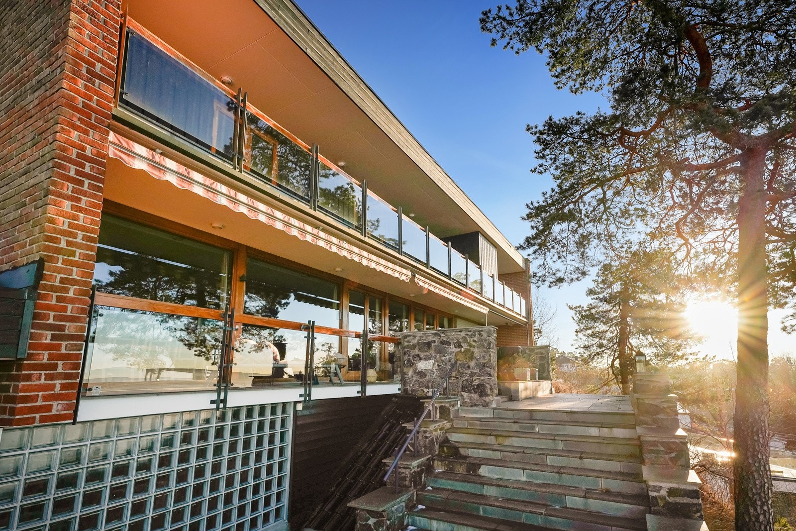 Hele fronten av fasaden - unik - solid - gjennomført - deler av 2 etg er en egen stor leilighet Galleribilde