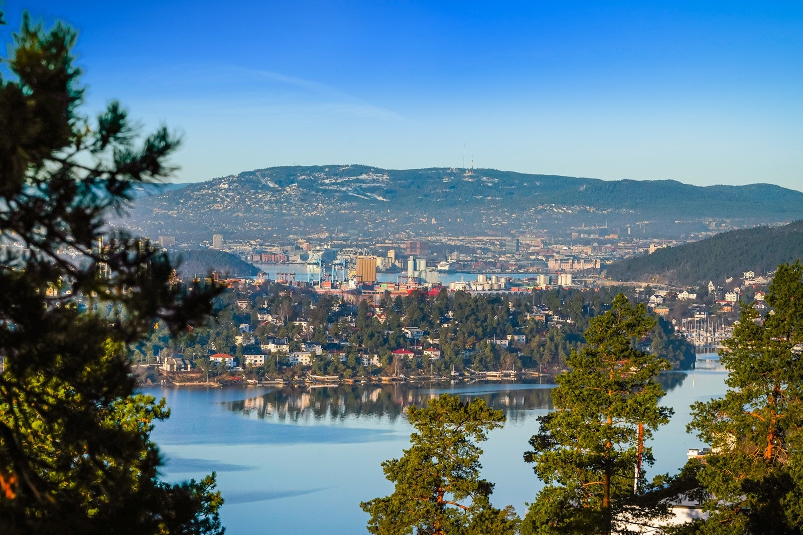 Sky line inn mot Oslo by - Holmenkollen i det fjerne Galleribilde