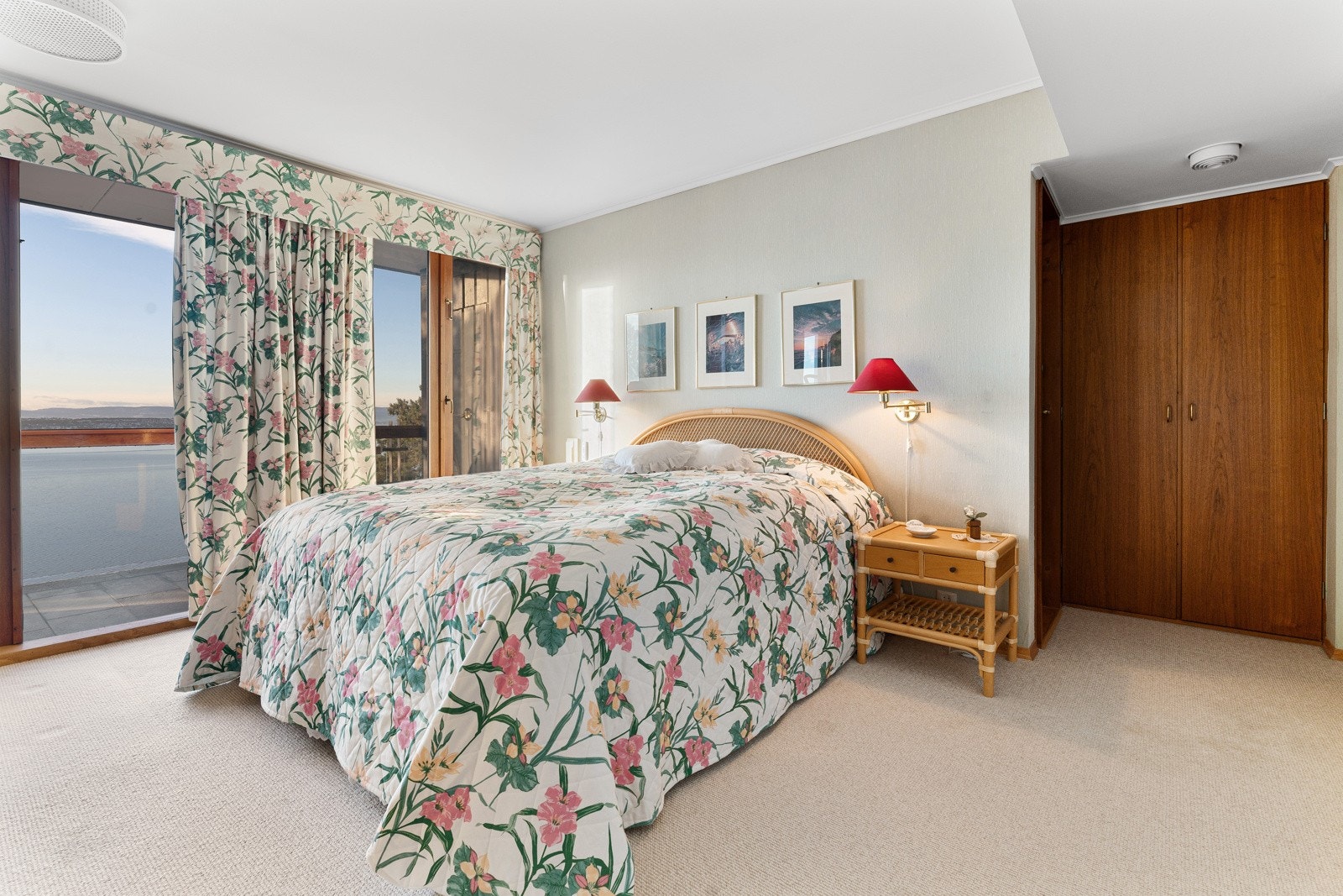 Hovedsoverom med direkte adkomst til egen balkong med panorama Galleribilde