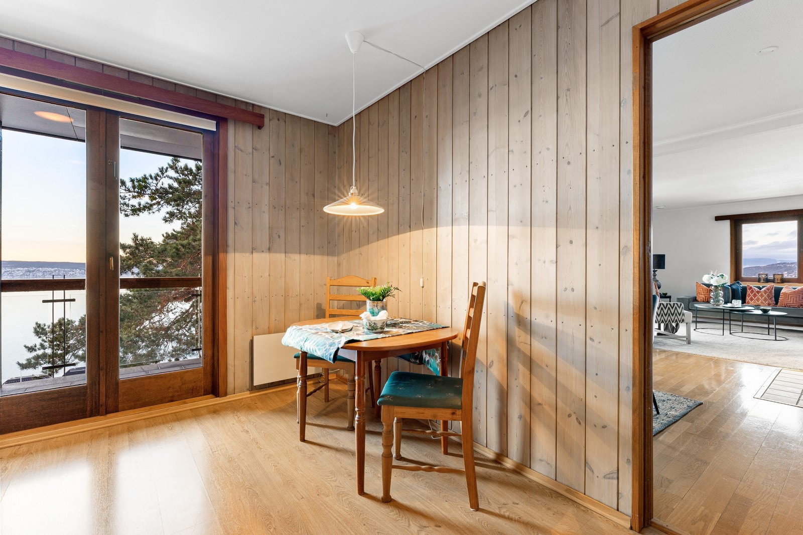 Spiseplass på kjøkken i leilighet i 2 etg Galleribilde