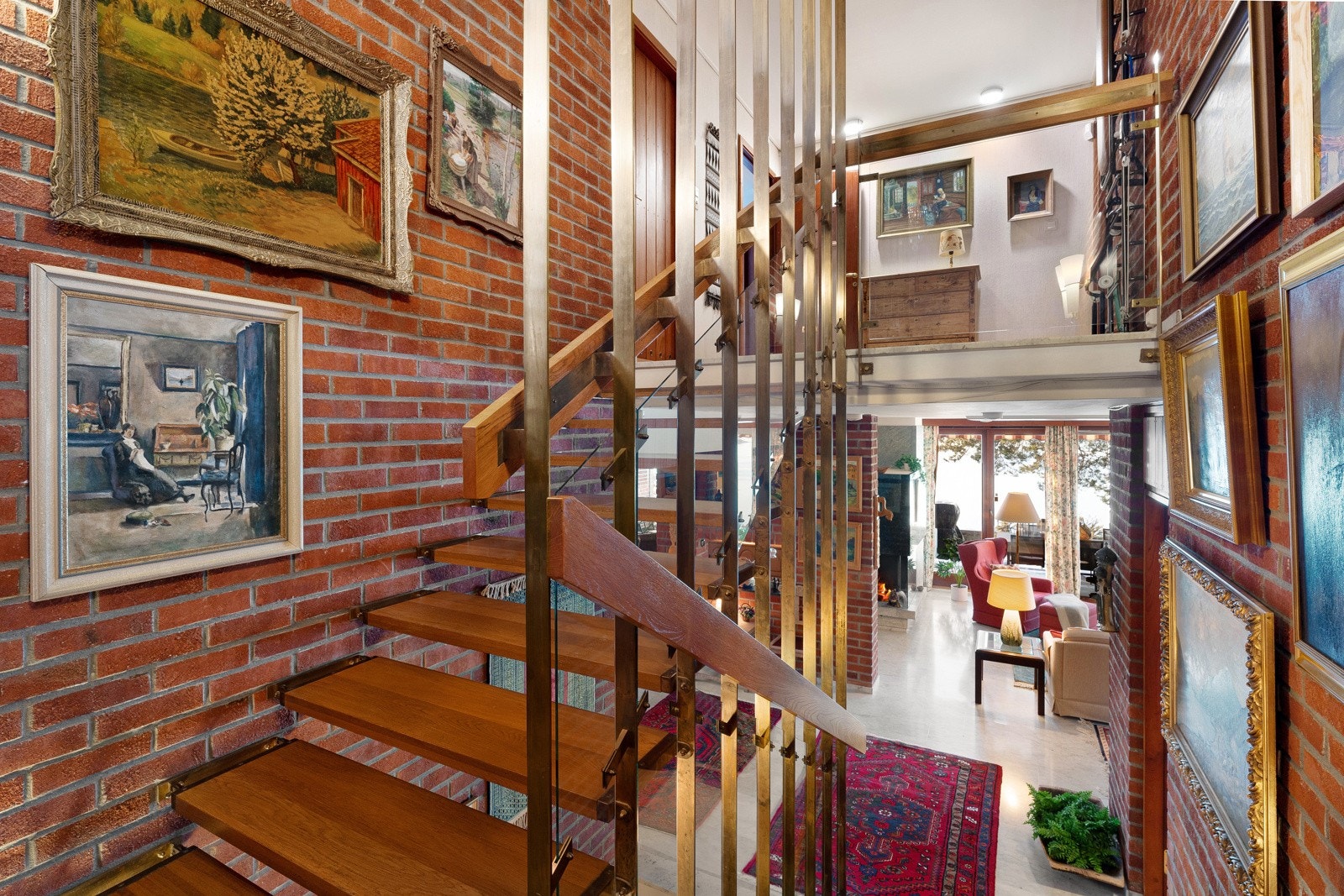 Trappen i huset er i seg selv ett smykke - unik design og unik konstruksjon - den svever Galleribilde