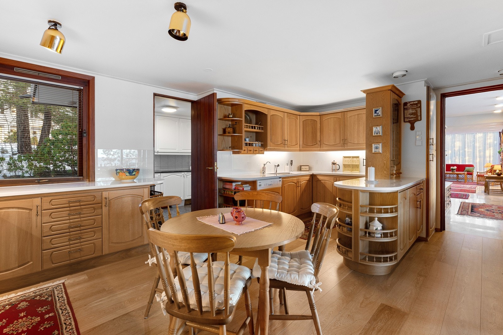 Kjøkken med spiseplass Galleribilde