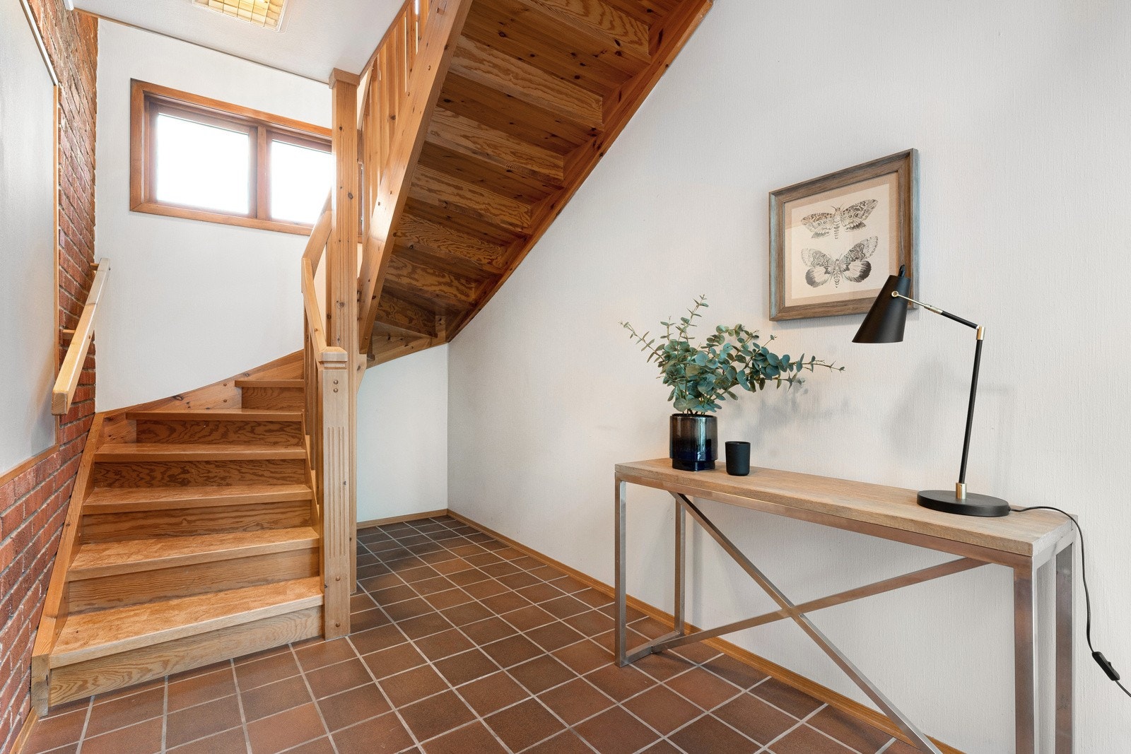 Leiligheten i 2 etg har egen inngang helt nord i boligen - med egen trapp opp Galleribilde