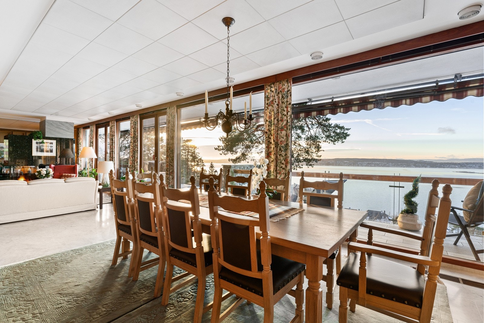 Stor spisestue med panorama Galleribilde