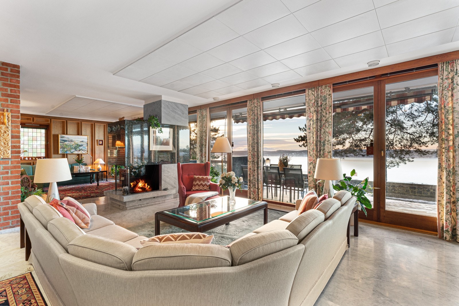 Stuen har utgang til stor terrasse med panorama utsikt over Oslo by og fjord Galleribilde