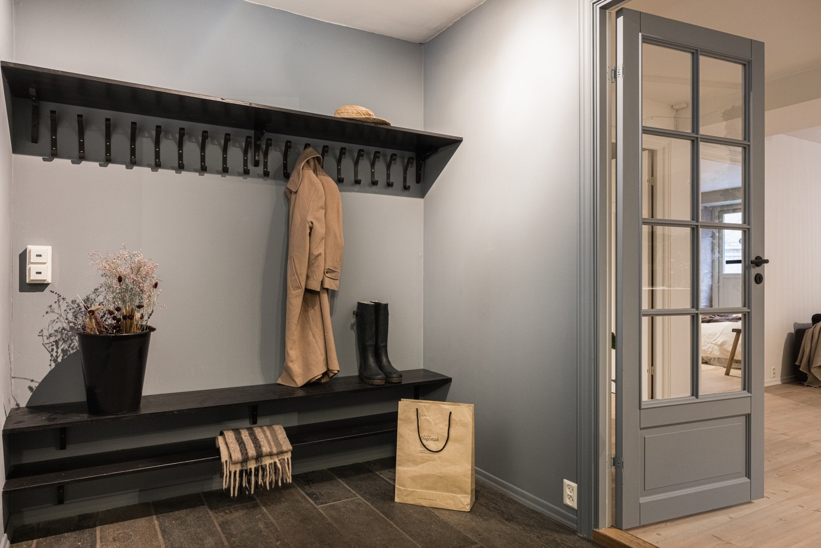 Entreen er også nymalt i en tidsriktig fargetone. Galleribilde